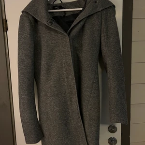 Mörkgrå kappa från Only  - Varm kappa i lite tjockare material💕⭐️