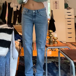 Low Waist straight  - Säljer mina slutsålda ”low straight” jeans från Gina i färgen mid blue. Bara använda en gång och säljer för att de är för långa på mig :/ skriv om ni vill h fler bilder etc! 