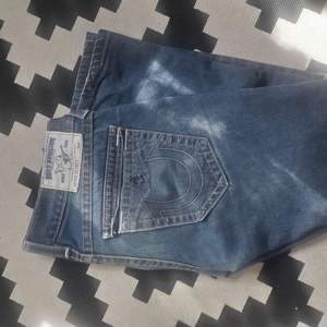Truey jeans i waist 31. Innerbenslängd 75 cm. Skick 9/10 Perfekt för y2k stilen.