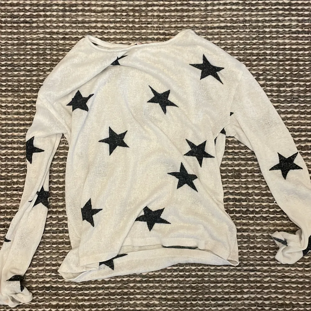 En vit tröja med svarta stjärnor. Lånad bild i början!. Tröjor & Koftor.