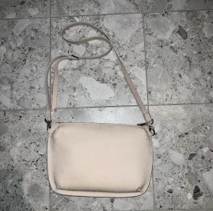 Whyred väska - Fin beige axelremsväska Whyred i nästan nyskick. Nypriset är 2000 kr💓
