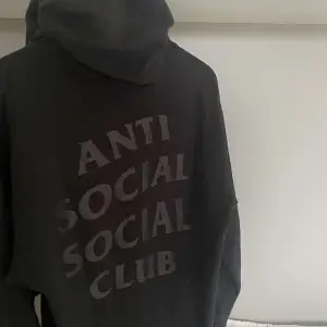 Jättefin anti social hoodie i bra skick! (Endast kemtvättar så ”glittret är fint)   Anti Social Social Club huvtröja med glittrigt tryck fram och bak storlek M