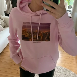 Rosa hoodie  - Rosa hoodie från hm, ett tryck över en stad på framsidan