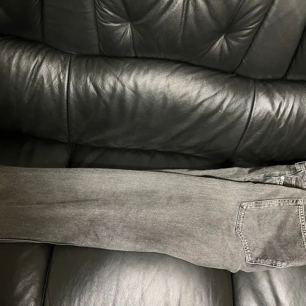 Gråa sköna jeans som är knappt använda! Fin färg och bra passform ( relaxed fit ). Jeans & Byxor.