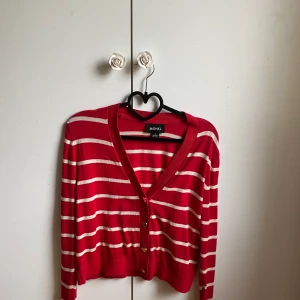 Kofta - Säljer denna super gulliga tröjan från monkl.💞 koftan är i storlek M men passar S💕 