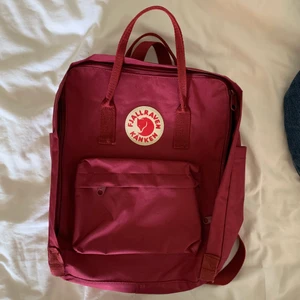 Väska - Fjällräven Kånken - Fjällräven Kånken ryggsäck i nyskick. Köpt för 999kr och säljer för 300kr+frakt, priset är absolut diskutera❣️ Perfekt väska att ha till skolan då man får plats med både dator och böcker!  Vid frågor eller önskemål om fler bilder - Hör av er!