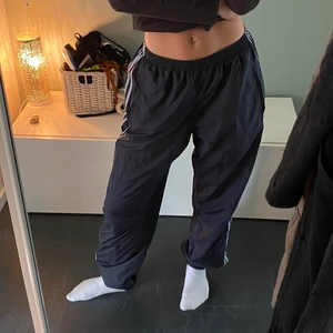 ADIDAS TRACK PANTS - svin snygga track pants som sitter super snyggt, man kan justera midjan väldigt mycket så passar många💖💖 Sitter super längdmässigt på mig som är 170❣️