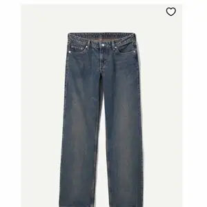 Super trendiga arrow jeans från weekday. Använts några gånger så den är i nyskick!❤️nypris är 500kr