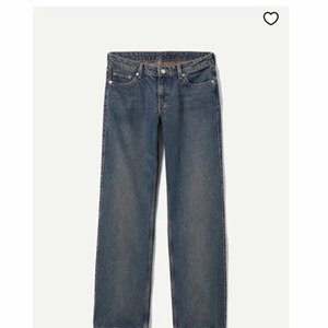 Arow jeans  - Super trendiga arrow jeans från weekday. Använts några gånger så den är i nyskick!❤️nypris är 500kr
