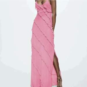 Söker denna eller liknande klänning vilken färg som helst  Strl XS-S