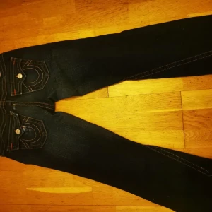True religion jeans  - Tryck inte köp nu !! Säljer mina true religion jeans på grind av att Dom är små längden för mig som är 165 ( perfekt för dig dom är mellan 157 till 163) priset går att diskutera 