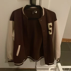 Kappa? - En overzised kappa typ, använd ca 3 ggr då den inte riktigt är min stil längre. Väldigt söt dock och passar fint till sommaren och våren. Den är overzised så skulle nästan säga att den passar allt mellan Xxs till L. Skriv för fler bilder eller frågor❤️❤️