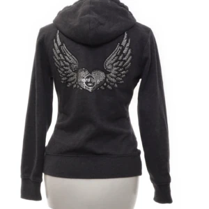 Hard rock cafe - En hardrock cafe hoodie i fint skick! Lite juice couture-inspirerat tryck med rhinestones. Skickar spårbart!