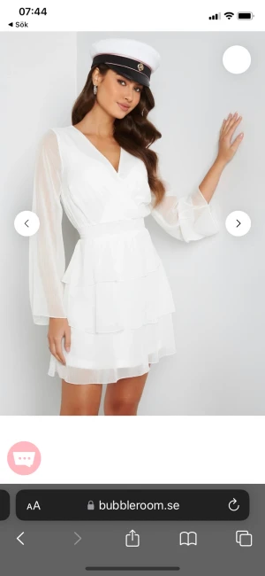 Studentklänning - Helt oanvänd vit klänning till studenten. För fler bilder, skriv till mig🤍