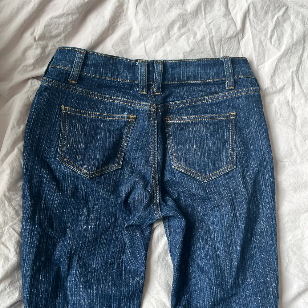 Från Brandy Melville! Jag har klippt av de för att få de kortare så skulle säga att de har en längd 32 nu! . Jeans & Byxor.