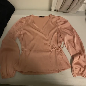 Rosa silkes blus - Rosa silkes blus, från bikbok, strl XL men kan även passa M & L, superfin inför sommarn, 90kr + frakt
