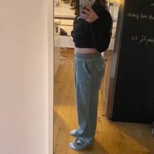 Juicy byxor - Jag säljer då dom är för långa för min som är 155cm. Kan byta ut för storleken small i samma färg