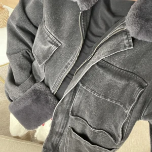 Svart jacka - En fin och skön svart jacka som är lite oversized, den är i storlek M men sitter snyggt oversized på mig som vanligtvis är xs/s☺️☺️