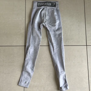 Gymshark tights grå - Ljusgråa löpartights från Gymshark. Stl XS. Bra skick, säljer då jag vuxit ur dem… 