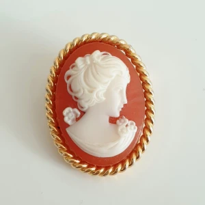 Vintage caméo brosch - 🧚‍♀️FÖRST TILL KVARN🧚‍♀️ Ett vackert vintage brosch, en camé köpt på en marknad i Göteborg för många år sen när lilla jag var obsessed med vintage smycken (vintage smycken kommer alltid ha en speciell plats i hjärtat) 85kr+ frakt✨️