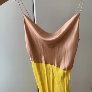 Zara klänning - Rosé & gul siden klänning med slits från Zara. Strl S, endast provad.