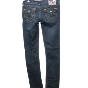 True religion - Säljer dessa true religion jeansen i storlek 29! Säljer då dom inte passar! Behöver pengar så säljer ganska billigt om de blir en snabb affär! Sjukt bra skick!!💕