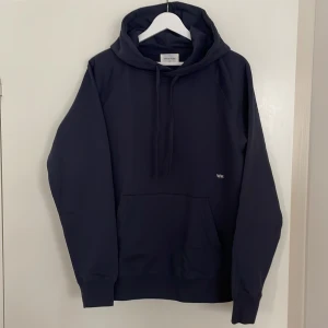 Wood Wood hoodie - Tjock hoodie. Avslappnad passform, 100% bomull. Oanvänd.