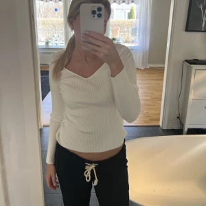 Ribbad topp  - Två riktigt fina ribbade toppar från HM i storlek S, båda är i nyskick då jag använd de 1 gång! Köpt för cirka 200kr/st, mitt pris 100kr/st. Toppskick och supersnygga💕💕