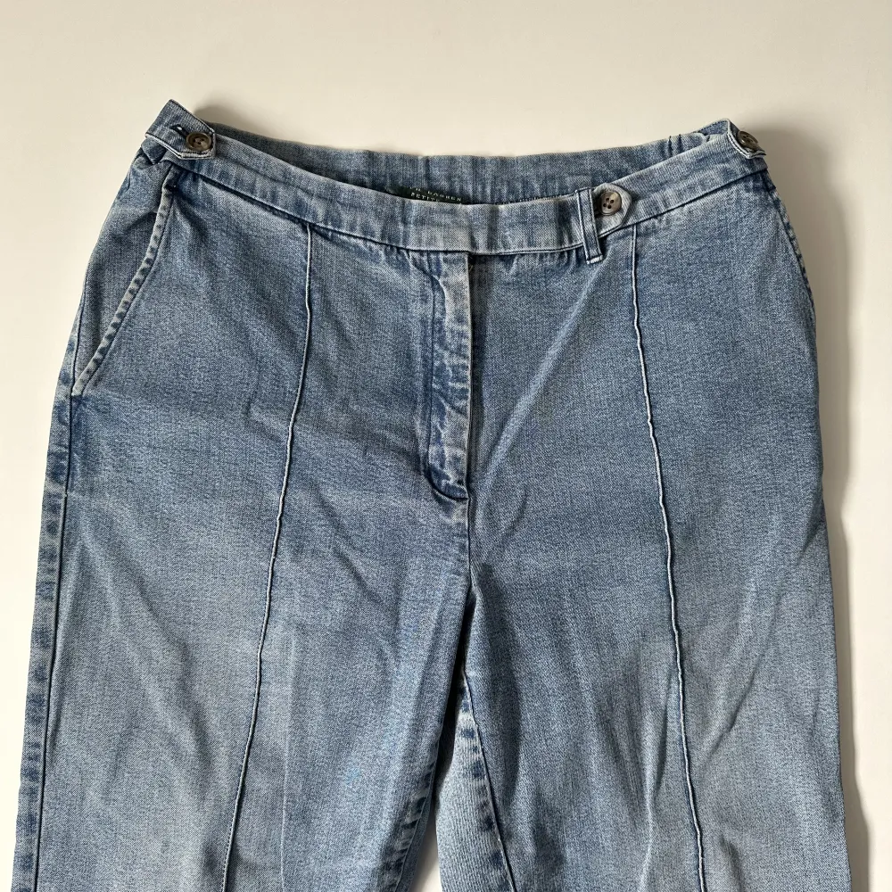 Jeans i rak modell med häftig sömn över låren och nedåt. Köpta second hand och är i fint skick :)). Jeans & Byxor.