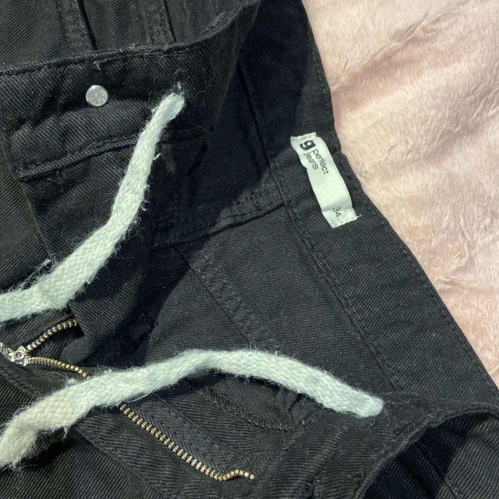 Svarta Jeans från Ginatricot i storlek 34/XS. De är för långa för mig som är 160. Drog ett snöre genom byxorna så de skulle passa midjan bättre, man kan bara dra bort det annars. Köptes för 350kr, endast testade. Priset är exklusive frakt 🥰. Jeans & Byxor.