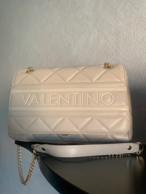 Valentino väska  - Helt ny valentino väska aldrig använd. 