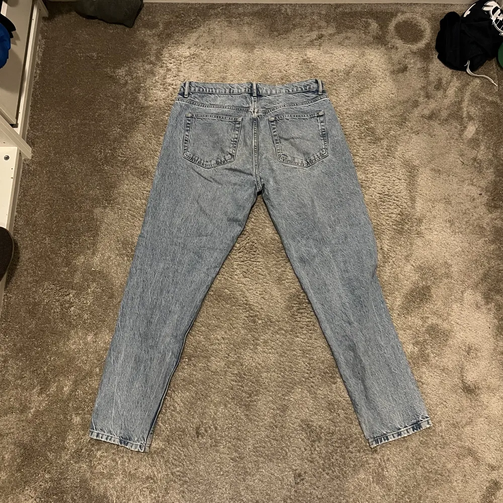 Säljer gammal jeans på zara för det är för korta för mig. Passar personer som är mellan 180-185. Har en smalare straight fit och är som nya. Inköpspris 500. Jeans & Byxor.