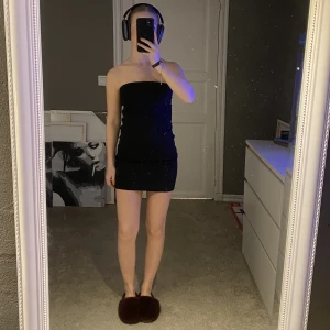 Bandauklänning - Svart bandau klänning från berhska i storlek xs ! Superbra skick 