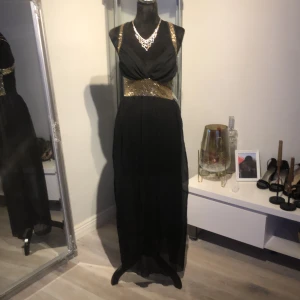 Klänning - En jätte fin klänning som är använd en gång köpt för 800 men används inte länge, jätte fin på fest, nyår och även andra tillfällen, sitter jätte fint på formar en helt fantastisk storlek 8 det motsvarar xs-s typ 