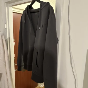 Polo ralph lauren zip hoodie - Snygg zip hoodie från ralph lauren med en annorlunda och snygg färg till skillnad från deras andra modeller