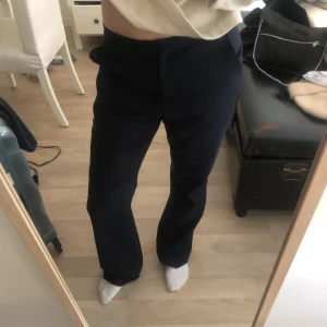 Kostymbyxor  - Marinblå/svart kostymbyxor som sitter bra