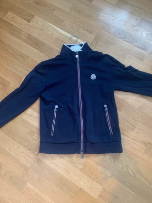 Moncler Zip - Moncler zip tröja  Färg: Navy blue  Storlek L passar M  Fint skick men strul med dragkedjan , går inte att stänga tröjan därav priset 