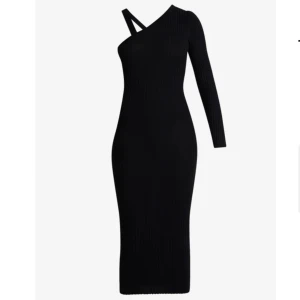 Festklänning - Fin klänning strl 34 Missguided. Tyvärr så kommer den inte längre till användning för mig och hoppas att den får en ny ägare.  Se mina övriga aktioner! ❤️