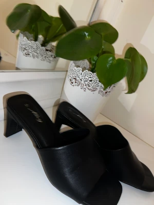 Klack skor  - Svarta klackskor i storlek 37.  Bekväma att gå i. Inte så hög klack 