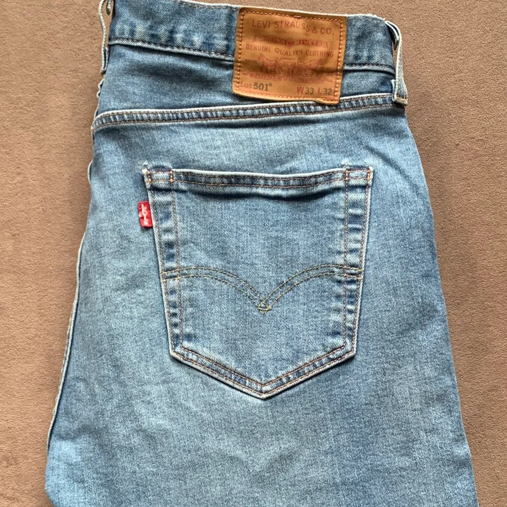 Levi’s 501 jeans blå. Använda fåtal gånger.. Jeans & Byxor.