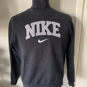 Nike tjocktröja broderat text - Nike tjocktröja med broderat text. Använd fåtal gånger, säljes eftersom den ej passar.