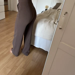 Bruna kostymbyxor  - Säljer mina supersnygga kostymbyxor från nakd med Hanna schönbergs kollektion då de tyvärr blivit försmå.