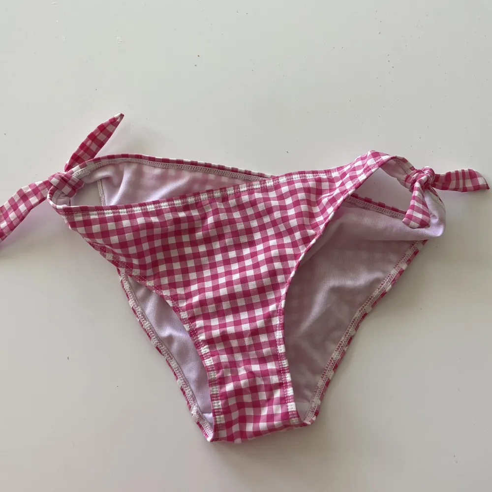säljer en rosa rutig bikinitrosa från LINDEX i st 34!! oanvänd! 💖. Övrigt.