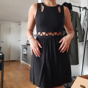 Klänning med hål - Klänning med håliga mönster. Sitter bra och skönt. Säljer då den inte kommer till användning.