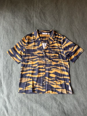 Mönstrad Zebraskjorta - Mönstrad Zebraskjorta från &other stories, till sommaren!