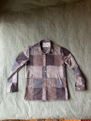 Overshirt/jacka patchwork - Tjockare overshirt/vårjacka köpt second hand i NY 