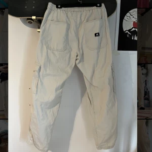 Sweet sktbs pants  - Sweet sktbs baggy beige cargo byxor storlek M , knappt använda och är i perfekt skick. Använder de knappt mer just därför säljer jag de. (Skriv om du vill diskutera pris eller har frågor) 