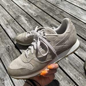 Suede grå beiga reebok sneakers. Sparsamt använda. 