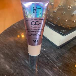 IT Cosmetics Your Skin But Better CC+ Cream color correcting Fair light med SPF 50+. Den fungerar som en fuktgivande serum, primer och dagcreme i ett. Endast testad 1 gång 