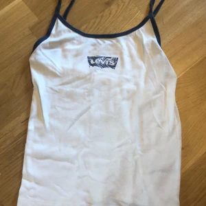 levis linne - jättefint levis linne som tyvärr är för stort💓 nypris är 300 men säljer för 199, prissänkning är möjligt😁 19 kr för frakt, tryck ej på köp nu🥰 använder endast Swish 